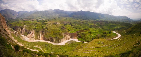 Vista panorámica aérea al cañón del Colca desde el mirador antahuilque, Chivay, Arequipa, Perú — Foto de Stock