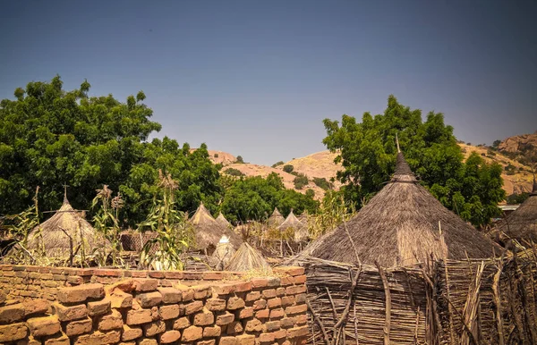 Ландшафт с деревней Матайя племени сара, Гера, Чад — стоковое фото