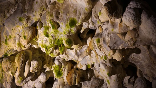 Interiörvy till Vrelo Cave, Matka Canyon, Nordmakedonien — Stockfoto