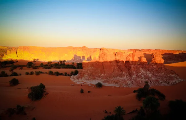 Sunrise at sandstone formation in the Sahara desert near Yoa Lake group of Ounianga Kebir, Ennedi, Chad — Stock Photo, Image