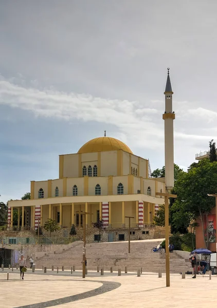 ドゥラス、アルバニアのファーティヒ モスクに外観 — ストック写真