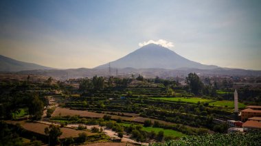 Yanahuara bakış açısından misti dağı ve Arequipa şehrinin panoramik manzarası, Arequipa, Peru