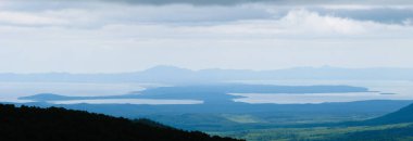 Pik Çehova dağ zirvesinden tunaycha ve izmenchivoye göllerine havadan panoramik manzara, Yuzhno-Sakhalinsk, Sakhalin, Rusya