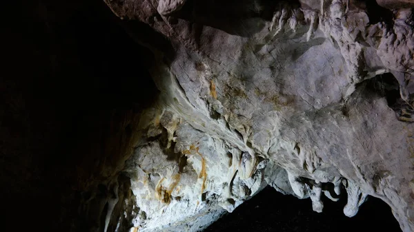 Interiörvy till Vrelo Cave, Matka Canyon, Nordmakedonien — Stockfoto