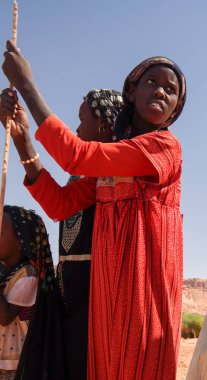 Toubou portresi, ya da demi köyünde Tubu kadın, fada, Ennedi, Chad