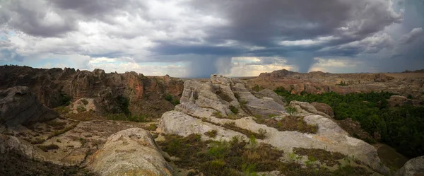 Resumen Formación rocosa en el parque nacional de Isalo al atardecer, Madagascar — Foto de Stock