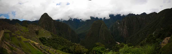 Blick auf die archäologische Stätte Machu Picchu mit polygonalem Mauerwerk in Cuzco, Peru — Stockfoto