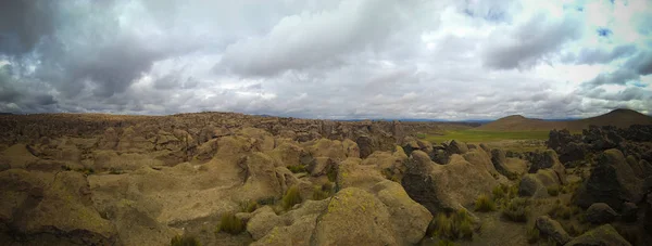 Formation de grès rocheux à Imata dans la réserve nationale de Salinas et Aguada Blanca, Arequipa, Pérou — Photo