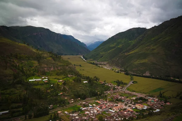 Paisaje aéreo vista panorámica al río Urubamba y valle sagrado desde el mirador de Taray cerca de Pisac, Cuzco, Perú — Foto de Stock