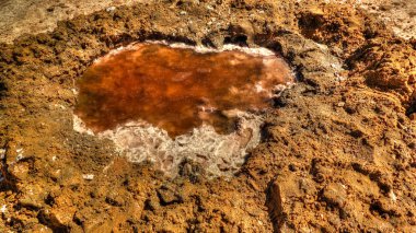 Ennedi, Çad'daki Ounianga kebir göllerinin Katam aka Baramar göl grubunda tuz tavasına yakın görünüm