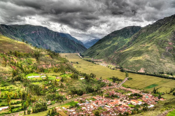 Paisaje aéreo vista panorámica al río Urubamba y valle sagrado desde el mirador de Taray cerca de Pisac, Cuzco, Perú — Foto de Stock