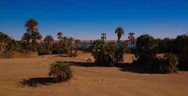 Ennedi 'de Ounianga kebir göllerinin yoa Gölü grubunun panoramik manzarası, Chad