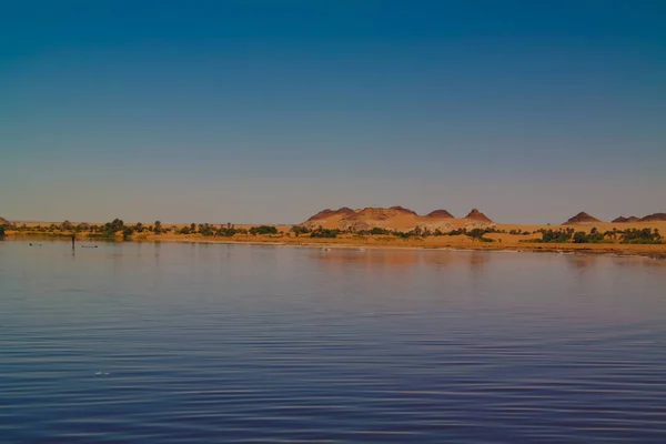 Panoramatický výhled do katamu, kde se nachází baramarova jezera v ouniangu Kebíru jezera v Ennedi v Čadu — Stock fotografie