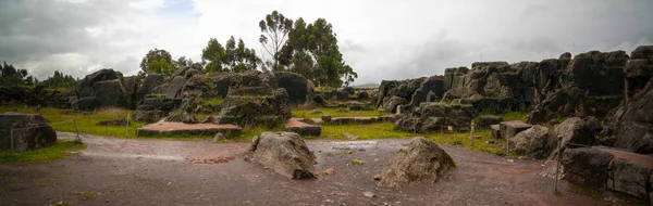 Vista para ruínas de Qenqo ou Kenko sítio arqueológico em Cuzco, Peru — Fotografia de Stock