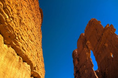 Çad'daki Ennedi aka taş ormanında Soyut Kaya oluşumuna aşağıdan yukarıya görünüm