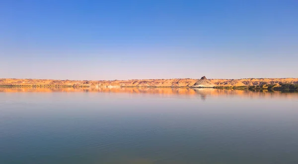 Panoramiczny widok na jezioro teli jeziora Ounianga Serir w Ennedi, Czad — Zdjęcie stockowe