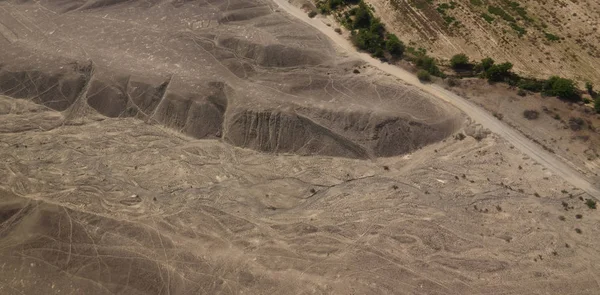 Avión aéreo vista panorámica a la meseta de Nazca con líneas geoglíficas, Ica, Perú —  Fotos de Stock