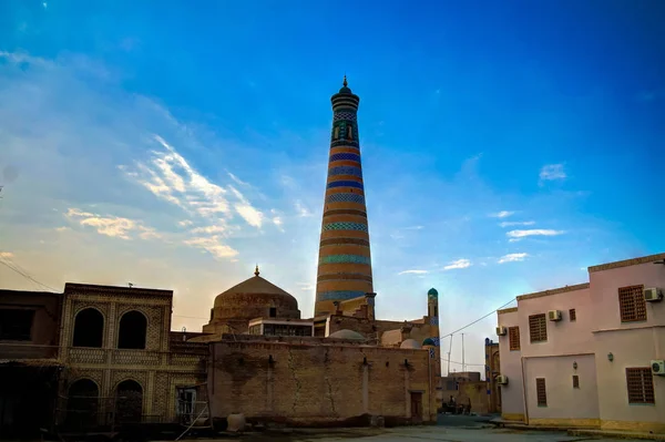 Vista exterior para o Islã Khoja Menor minarete em Itchan Kala em Khiva, Uzbequistão — Fotografia de Stock