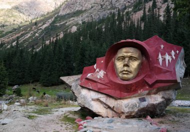 Yuri Gagarin büstü, ilk Rus Kozmonot, Barskoon kanyon, Kırgızistan
