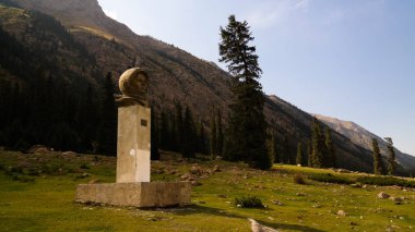 Yuri Gagarin büstü, ilk Rus Kozmonot, Barskoon kanyon, Issyk-Kul, Kırgızistan