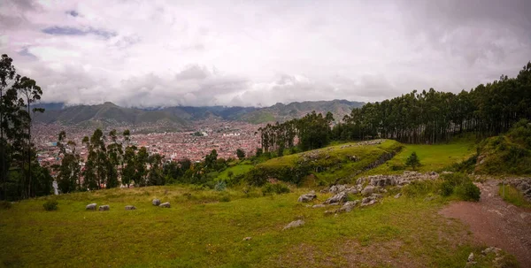 Vista a las ruinas del sitio arqueológico de Qenqo o Kenko en Cuzco, Perú — Foto de Stock