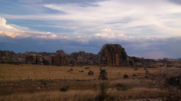 Resumen Formación rocosa cerca de ventana de piedra en el parque nacional de Isalo, Madagascar — Foto de Stock