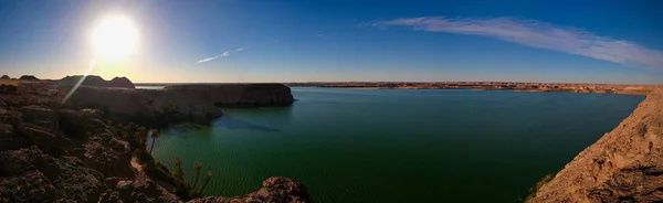 Sunset panoramatický pohled na jezerní skupinu ounianga Kebíru jezera v Ennedi v Čadu — Stock fotografie