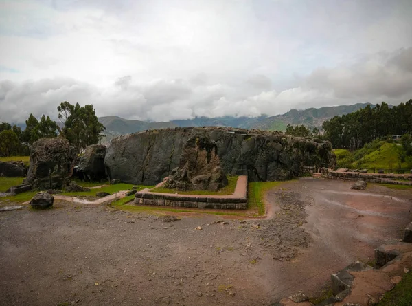 Vista a las ruinas del sitio arqueológico de Qenqo o Kenko en Cuzco, Perú — Foto de Stock