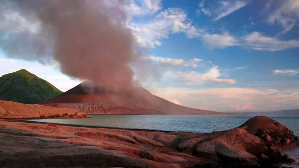 Kitörés Tavurvur vulkán, Rabaul, New Britain sziget, Pápua Új-Guinea — Stock Fotó
