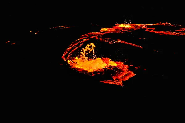 溶融溶岩しぶき、ダナキルうつ病エチオピア Erta エール火山のクレーター — ストック写真