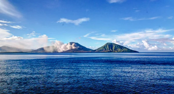 Uitbarsting van Tavurvur vulkaan, Rabaul, Nieuw-Brittannië eiland, Png — Stockfoto