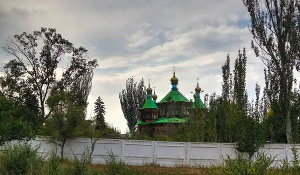 Den ryska ortodoxa Heliga Trefaldighetskyrkan Karakol, Kirgizistan — Stockfoto