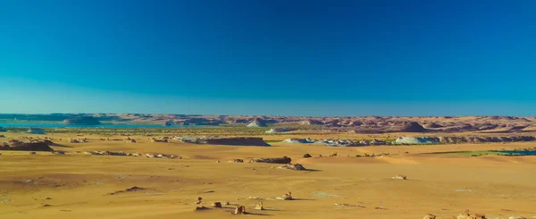 Vista aérea panorámica a los lagos Djiara, Ahoita, Daleyala y Boukkou grupo de lagos Ounianga Serir en el Ennedi, Chad — Foto de Stock