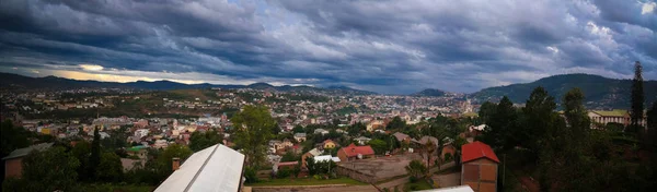 Vista panorámica aérea de la ciudad de Fianarantsoa al atardecer, Madagascar —  Fotos de Stock