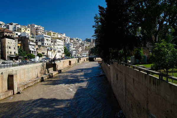 Vista panoramica sulla città di Tripoli e sul fiume Kadisha o Nahr Abu Ali in Libano — Foto Stock