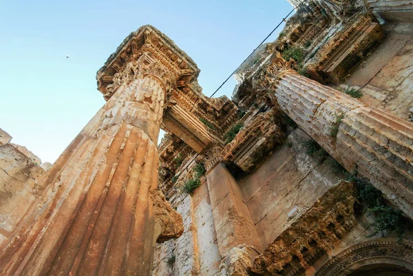 Vista de abajo hacia arriba tus Ruinas del templo de Baco en Baalbek, valle de Bekaa Líbano — Foto de Stock