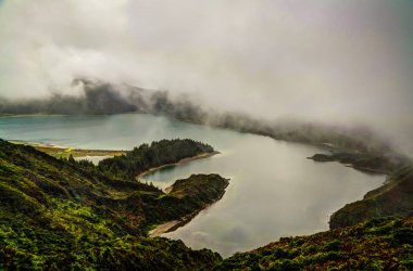 Lagoa do Fogoin sis, Sao Miguel, Azores, Portekiz havadan günbatımı görünümü