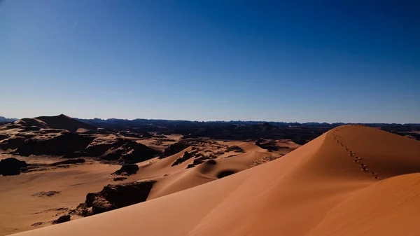 Vista al tramonto verso la duna di Tin Merzouga nel parco nazionale di Tassili nAjjer in Algeria — Foto Stock