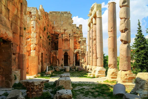 Ruinas del templo Baalbek y gran patio de Heliópolis en Baalbek, valle de Bekaa Líbano — Foto de Stock