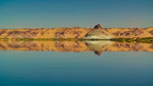Vista panorámica del grupo de lagos Teli lago de Ounianga Serir en el Ennedi, Chad — Foto de Stock