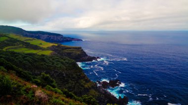 Mata da Serreta bakış açısından Terceira adası kıyı şeridine panoramik görünüm, Azores, Portekiz