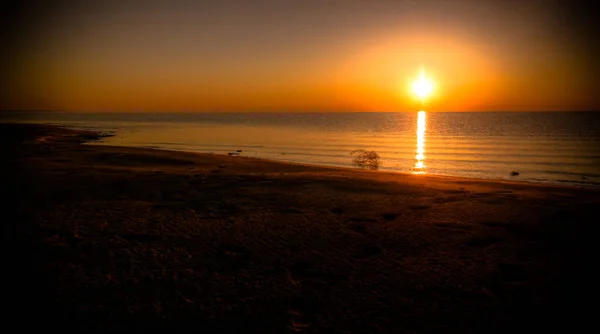 Salida del sol Vista panorámica del mar de Aral desde el borde de Plateau Ustyurt cerca del cabo Aktumsuk en Karakalpakstan, Uzbekistán — Foto de Stock