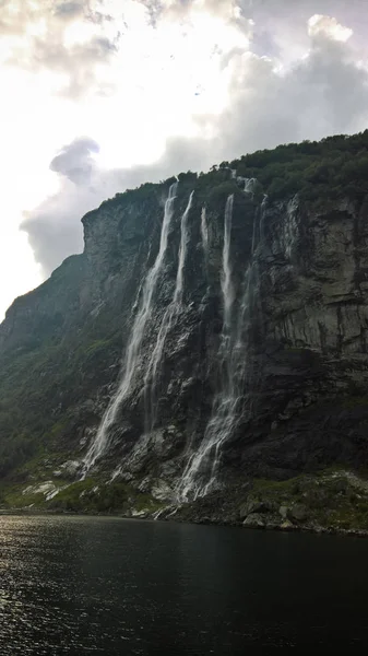 Panoramisch uitzicht aan zeven zusters waterval en Geirangerfjord in Noorwegen — Stockfoto