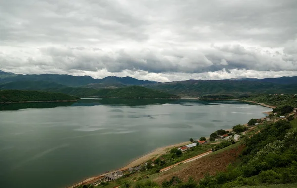 Luchtfoto panoramisch uitzicht op lake Debar, Noord-Macedonië — Stockfoto