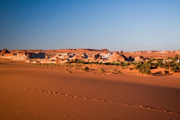 Vista panorámica al grupo de lago Boukkou de los lagos Ounianga Serir en el Ennedi, Chad — Foto de Stock