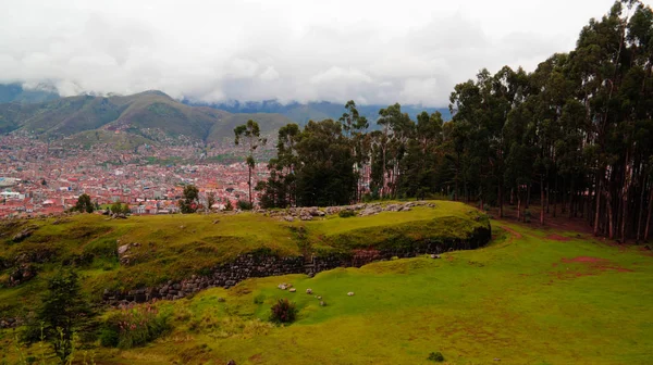 Vue sur les ruines du site archéologique de Qenqo ou Kenko à Cuzco, Pérou — Photo