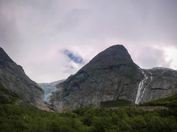 Panorámás kilátással a Briksdal-gleccser Norvégiában — Stock Fotó