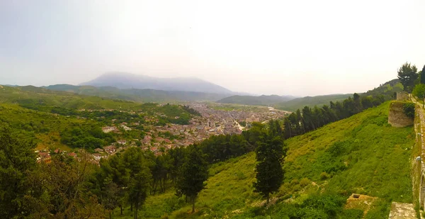 Panoramiczny widok z lotu ptaka na stare miasto w Berat i rzekę Osum z zamku Berat, Albania — Zdjęcie stockowe