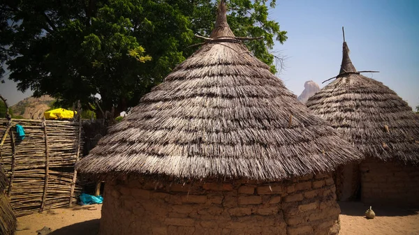 Ландшафт с деревней Матайя племени сара, Гера, Чад — стоковое фото