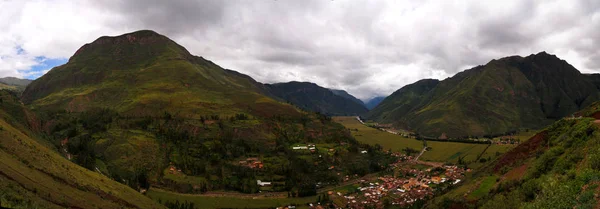 Paesaggio aereo vista panoramica sul fiume Urubamba e sulla valle sacra dal punto di vista di Taray vicino Pisac, Cuzco, Perù — Foto Stock